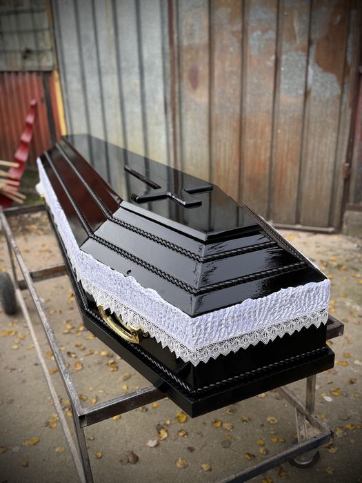 Producător și distribuitor Sicrie 6 sau 4 Colțuri