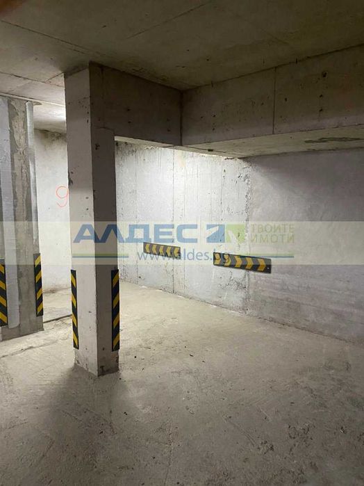 Дава под наем паркомясто в гараж в Манастирски Ливади Запад!