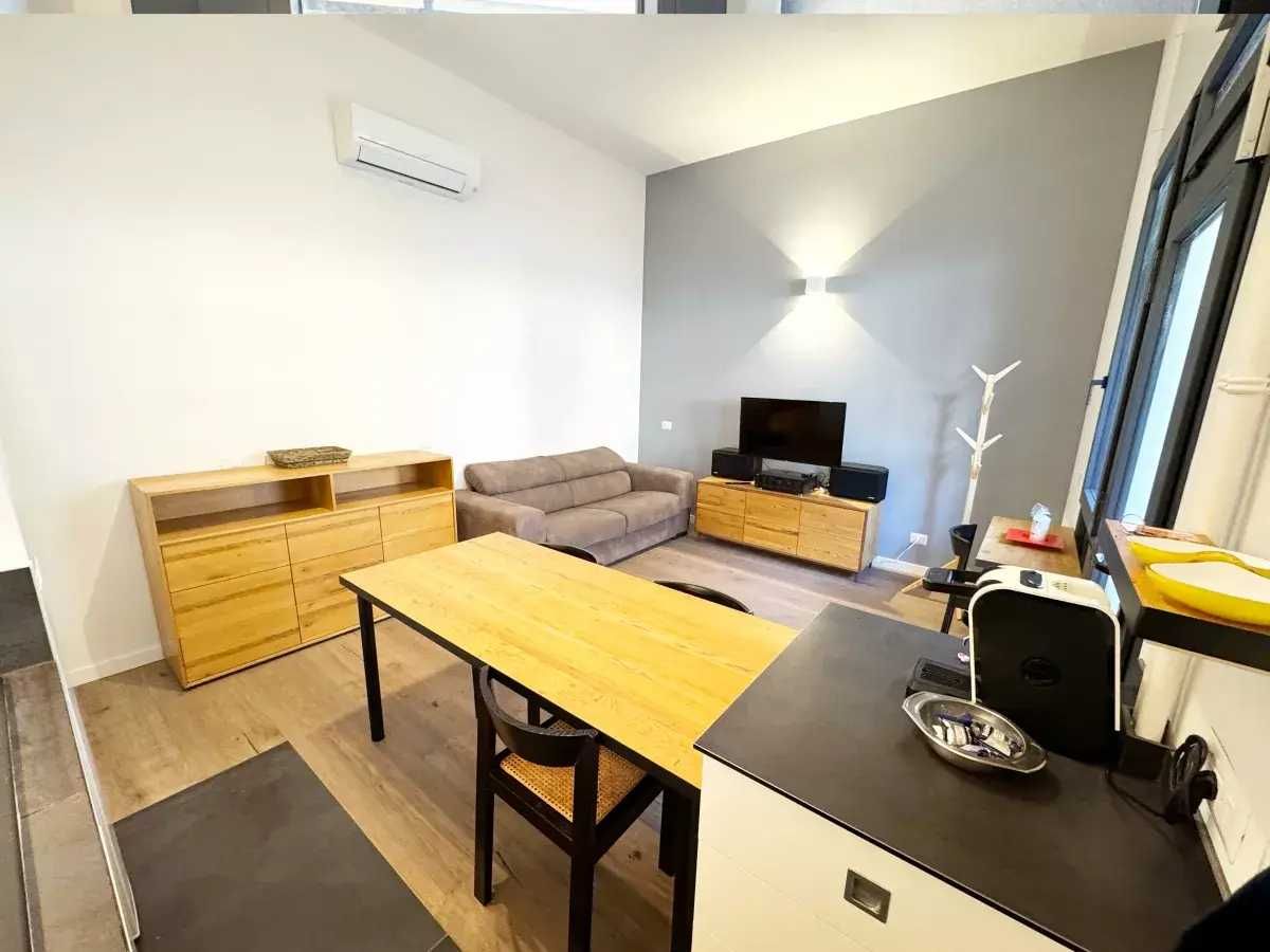 Дава се под наем Тристаен апартамент в София, Център - 90 кв.м за 510 € - Снимка #2