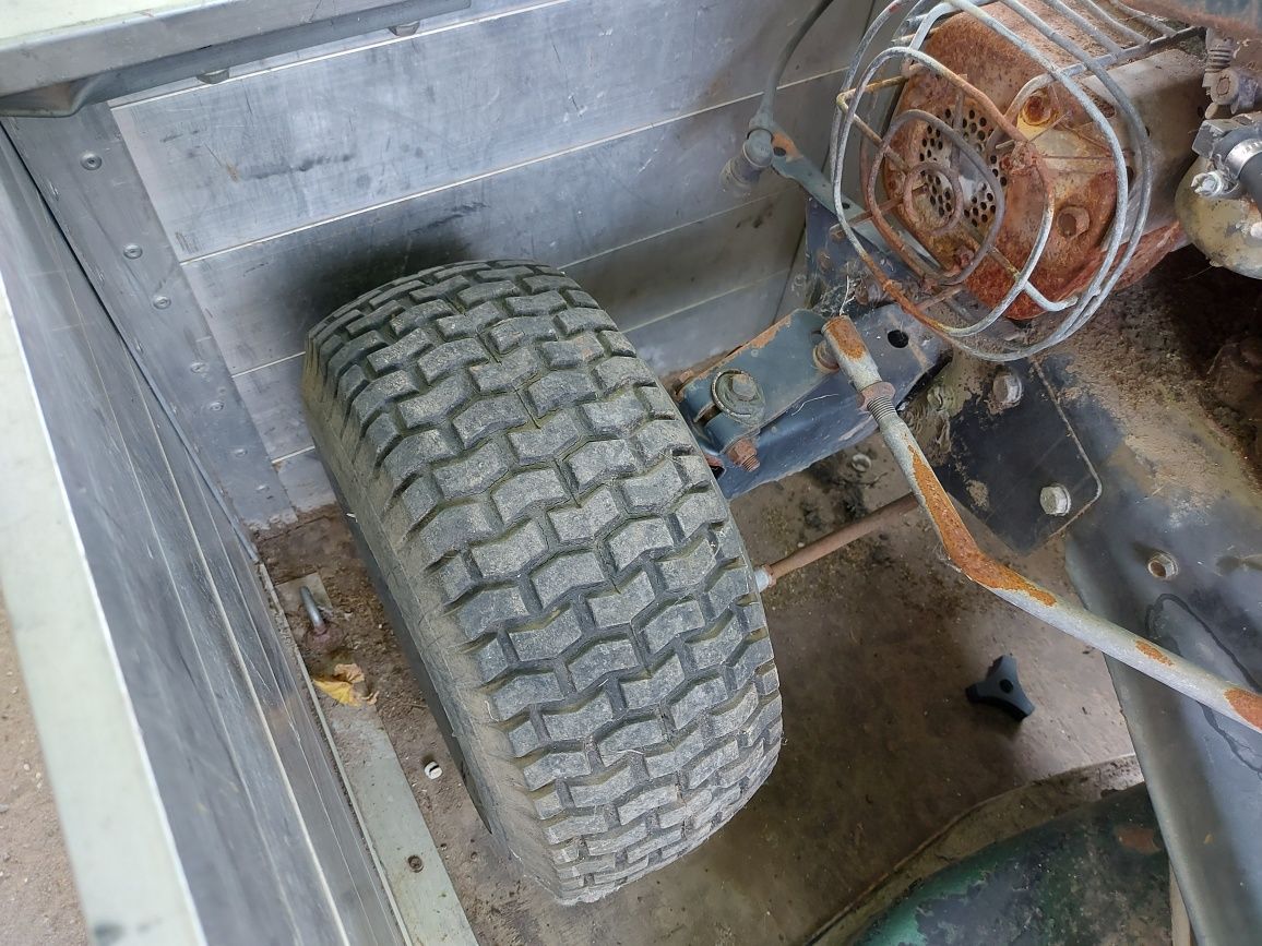Tractoras tuns iarba