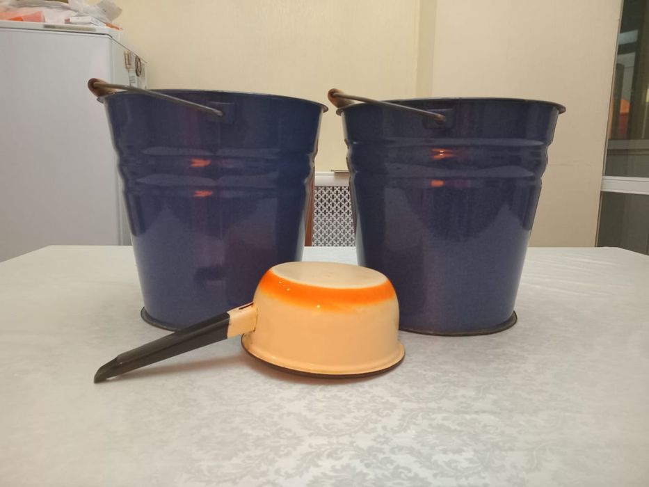 Ведро эмалированное. 2 шт. В подарок - ковш эмалированный