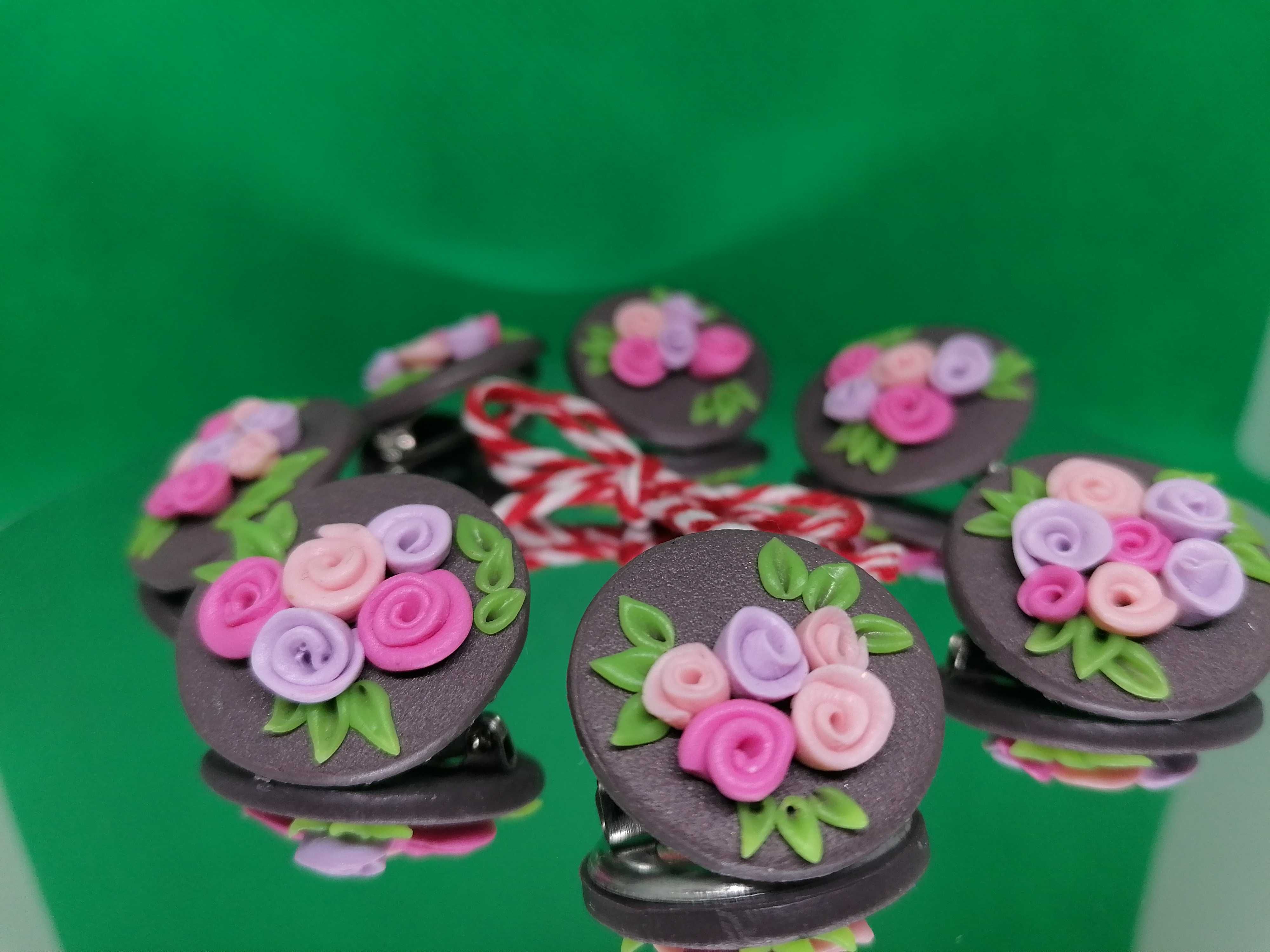 Broșa mărțișor handmade din FIMO, model buchețel de flori colorate