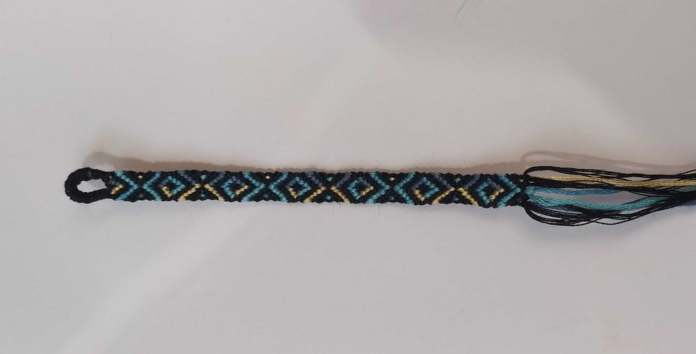 Ръчно плетени гривни (гривна на приятелството)