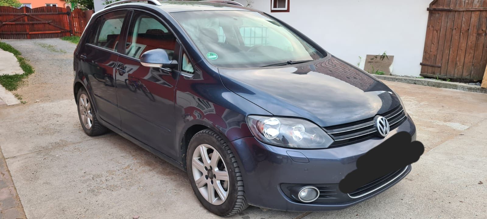 VW Golf VI Plus  2.0 TDI 140 cp.
Culoare mare navi.(touchscreen)