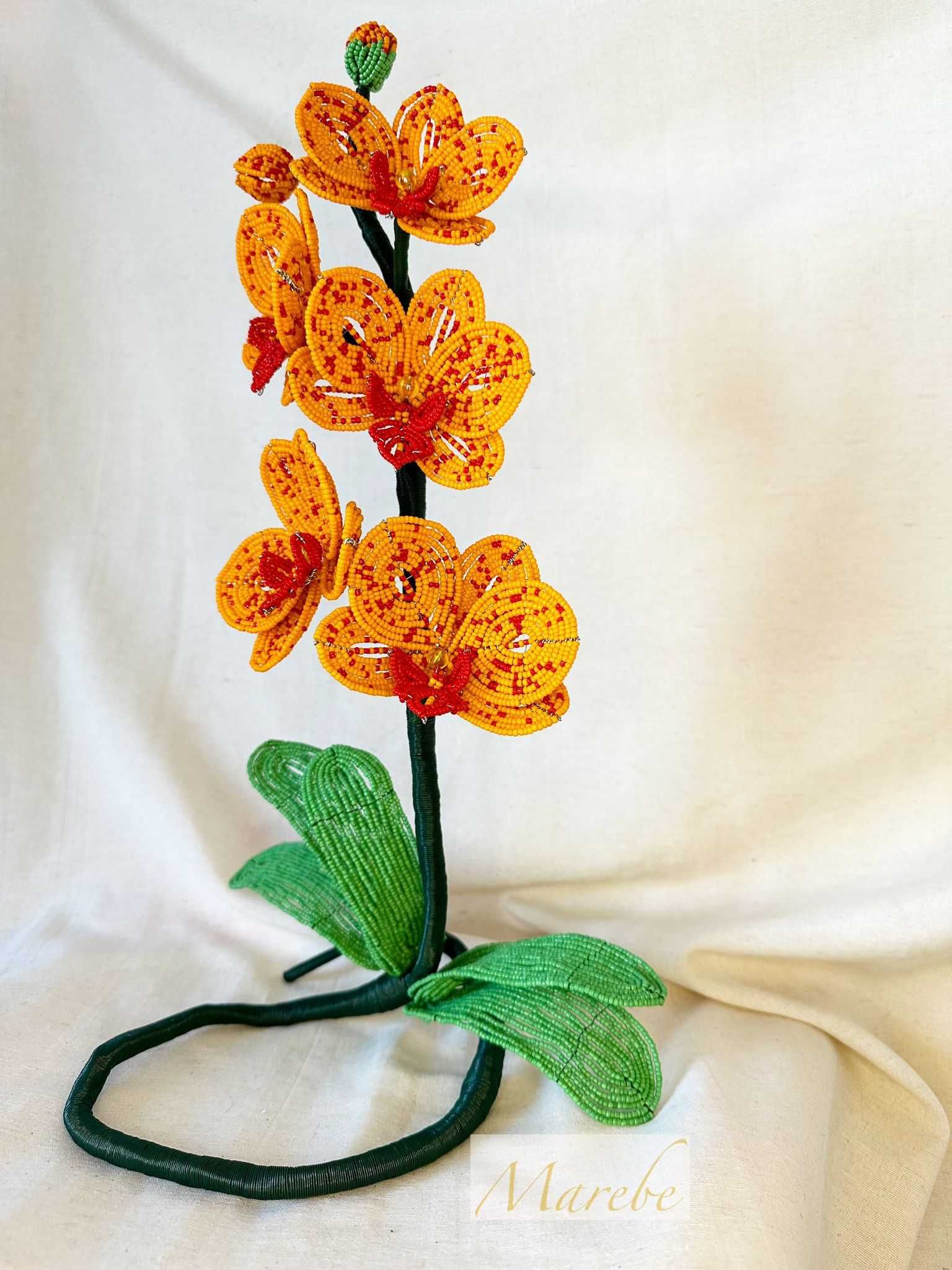 Orhidee decorativa realizată manual din mărgele