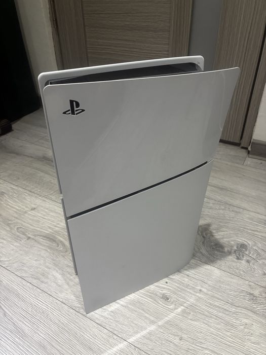 Vand PlayStation 5 cu disk 1TB