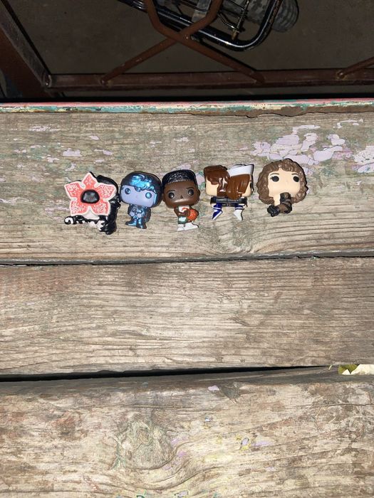 продам фигурки очень странные дела х киндер