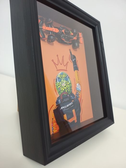 Tablou din lemn 25x20 cm – Machetă F1 Lando Norris „Campion Mondial”