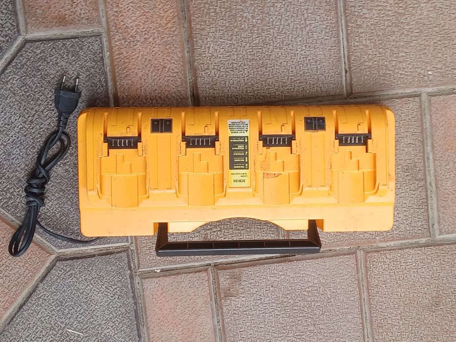 Încărcător DEWALT cu patru posturi