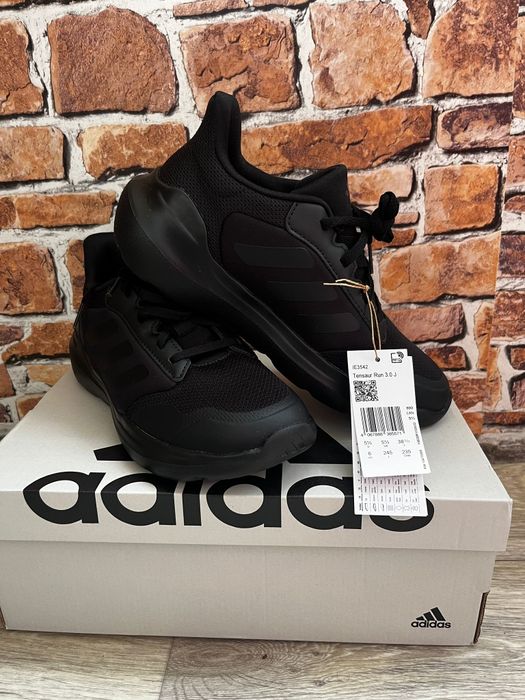 Adidași unisex cu eticheta