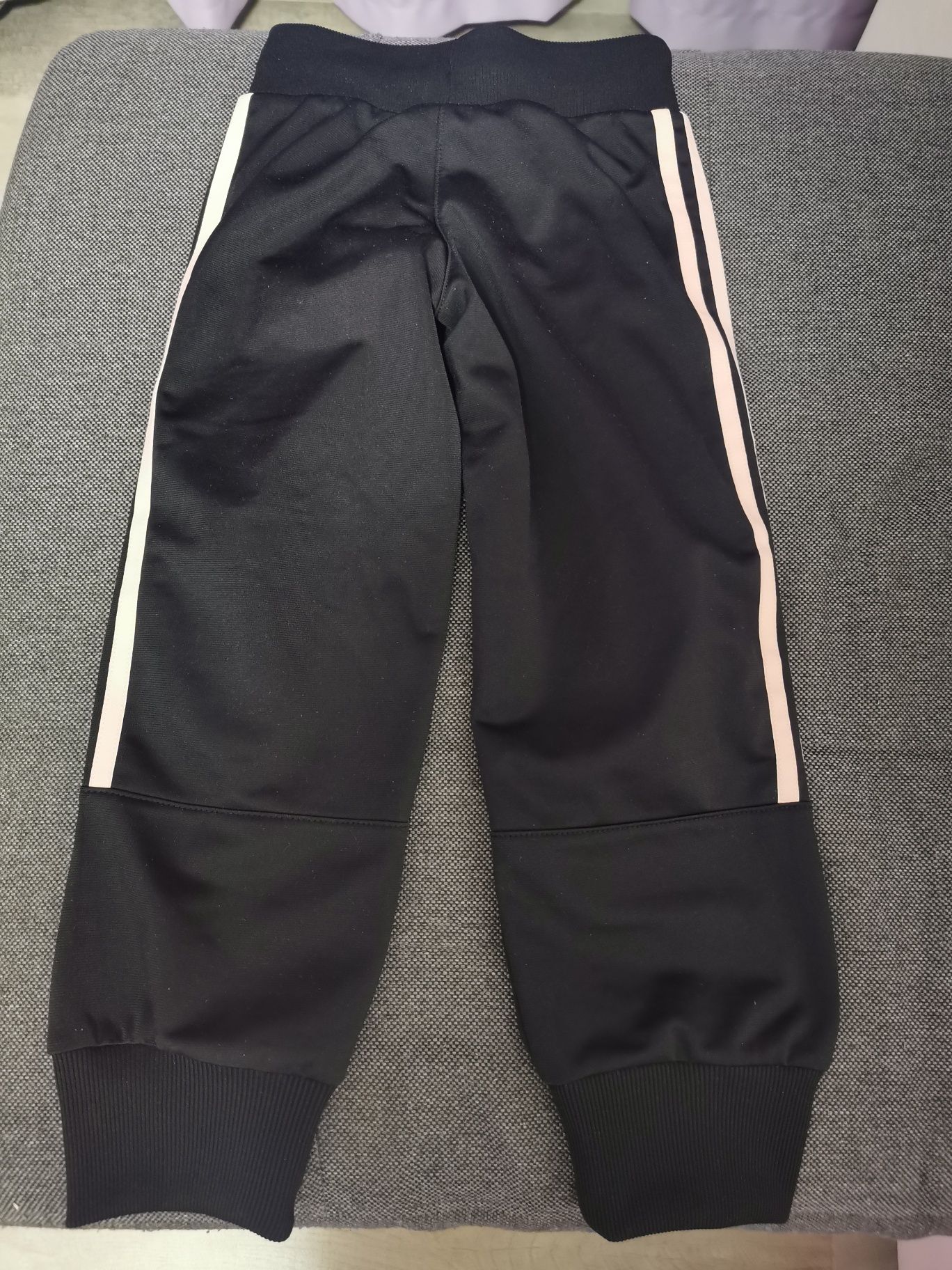 Vând pantaloni trening Adidas copii, noi, 5-6 ani