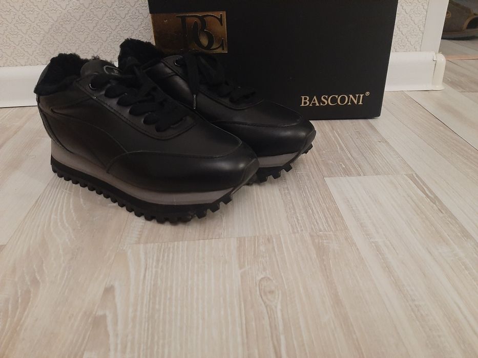 Продам тёплые женские кроссовки