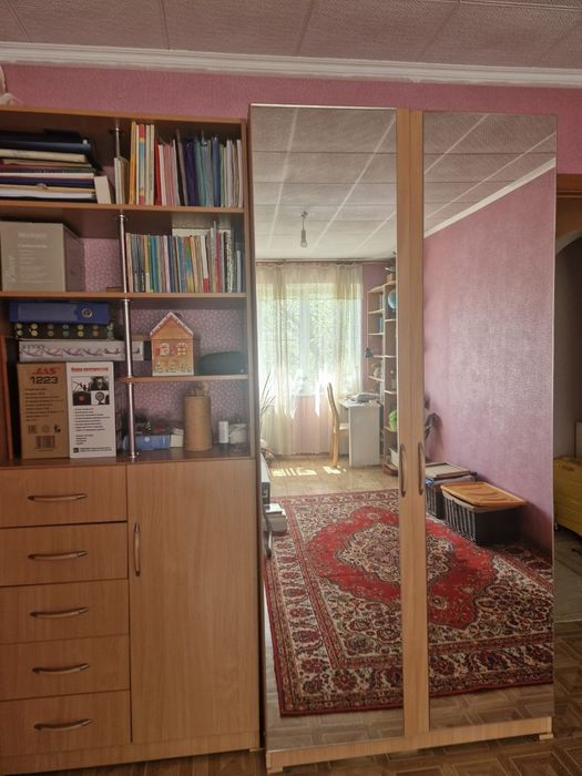 Продам платяной и книжный шкафы.