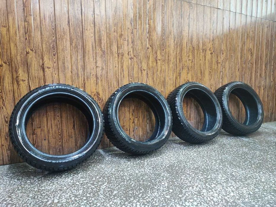 Продам зимние шипованные шины Michelin 225/45/R19