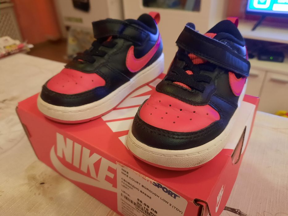 Продавам  кожени  маратонки  найк за момче 23.5 номер