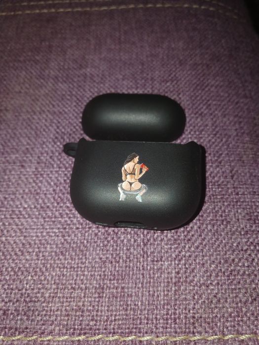 Vând husa noua airpods 4