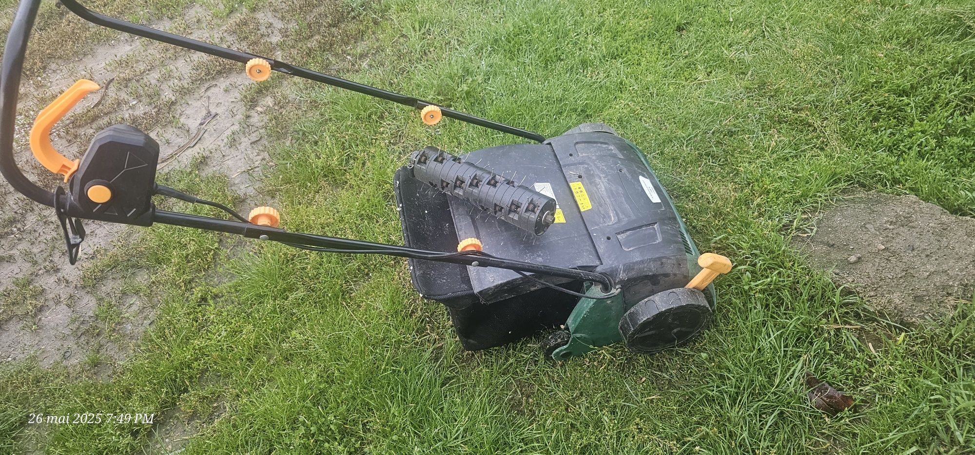 Scarificator și aleator gazon