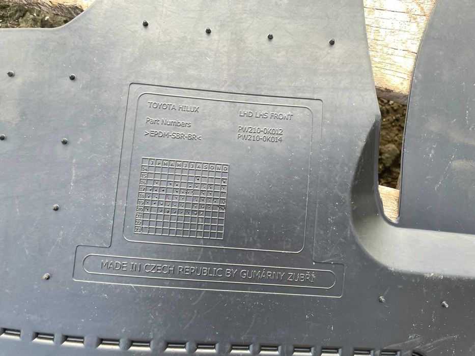 Гумени Стелки Toyota HILUX pW210-0k012 Оригинал