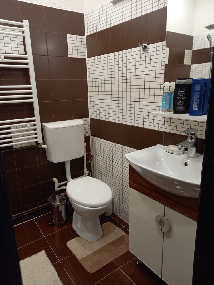 Apartament de vanzare 2 camere decomandat, renovat recent.