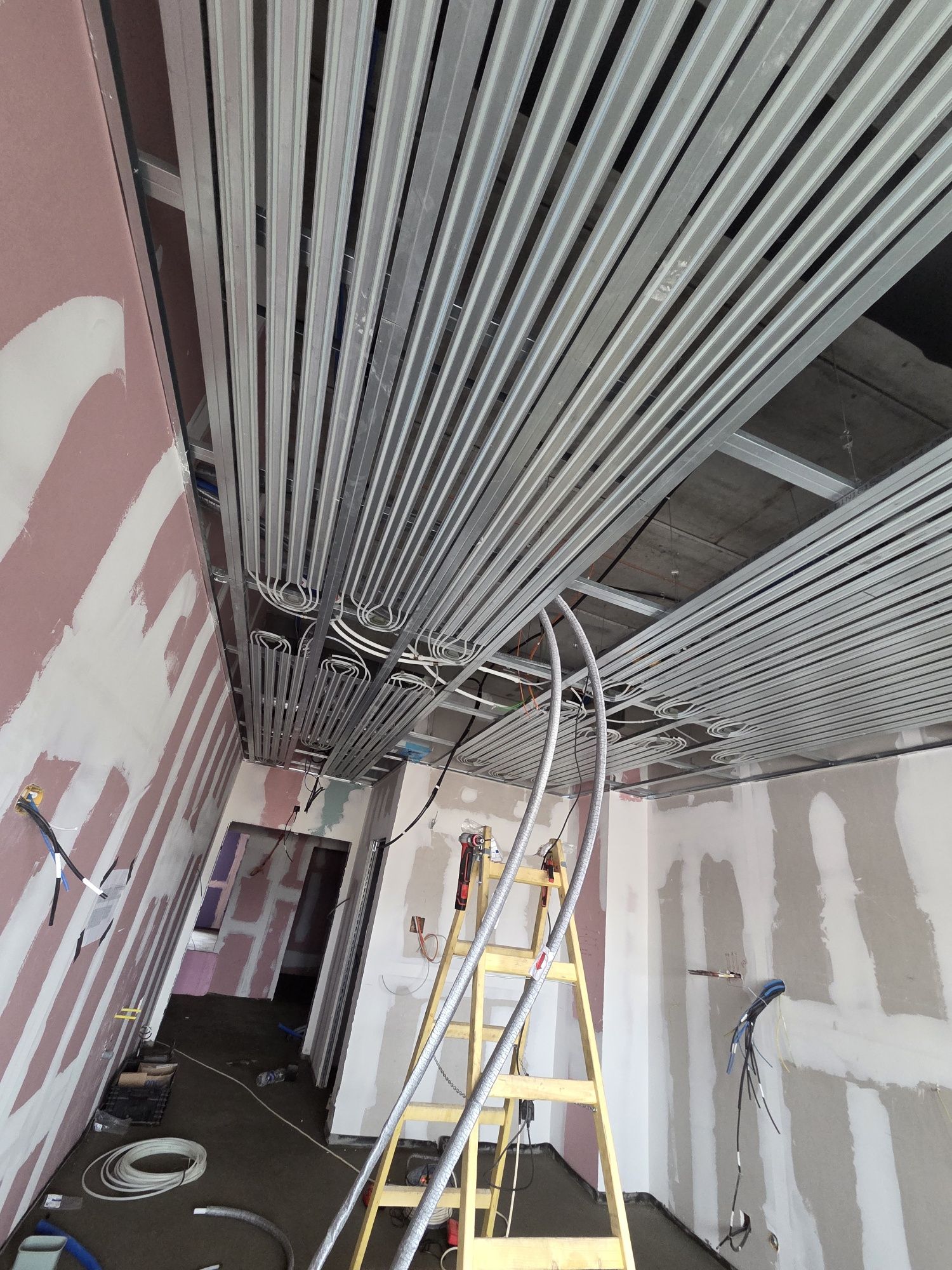 Executam lucrări de instalații sanitare/excavatii/carotari/renovari