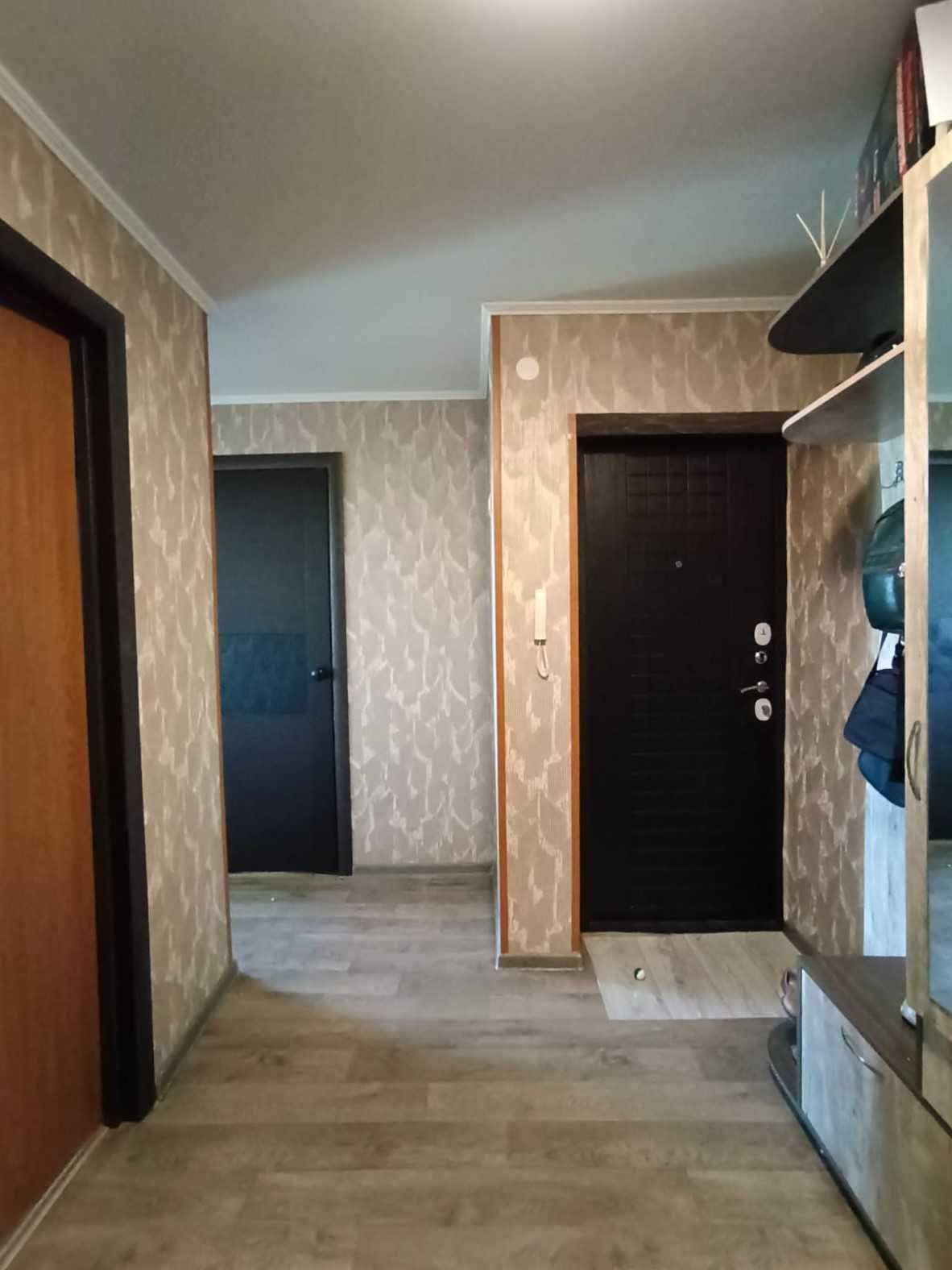 Продаю 2-комнатную квартиру в 21 микрорайоне.