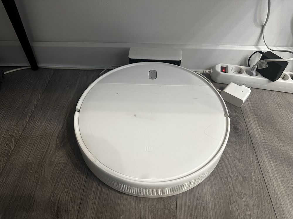 Робот пылесос  на запчасти Mi vacum mop esetial