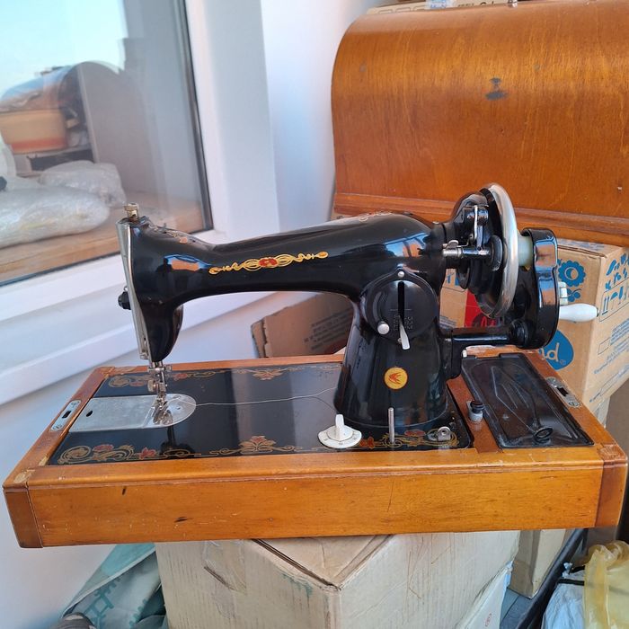 Швейная ручная машинка