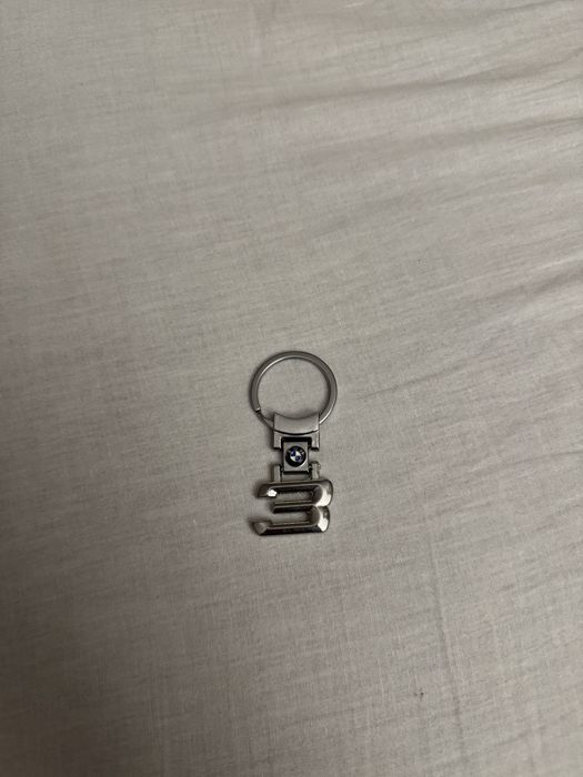 Breloc metalic BMW Seria 3 – detaliu elegant pentru pasionați