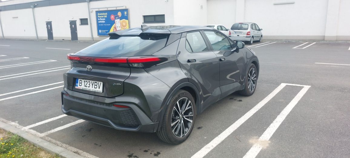 Vand noul Toyota CHR 2024, usor avariat