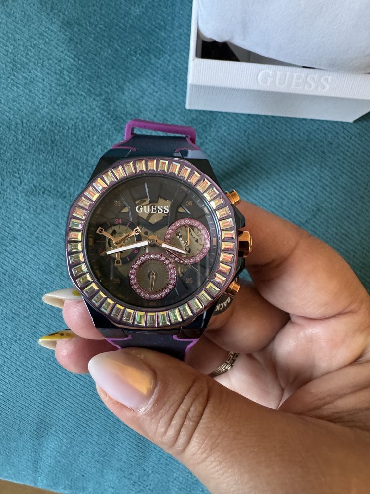 Чисто нов часовник Guess