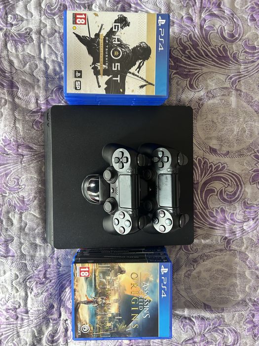 Продам PS4 вместе с играми