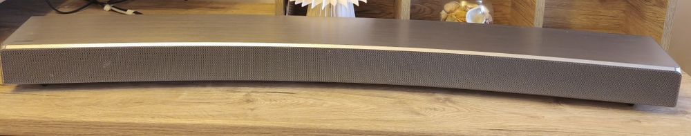 ine este cel mai probabil un Samsung HW-MS6501 soundbar curbat, 3.