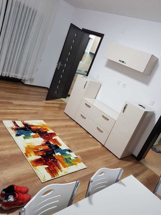 Vand apartament cu 3 camere si beci
