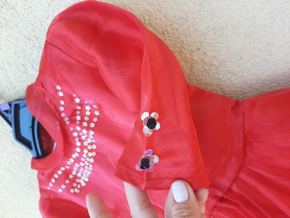 Rochie roșie, elegantă pentru 3-4 ani