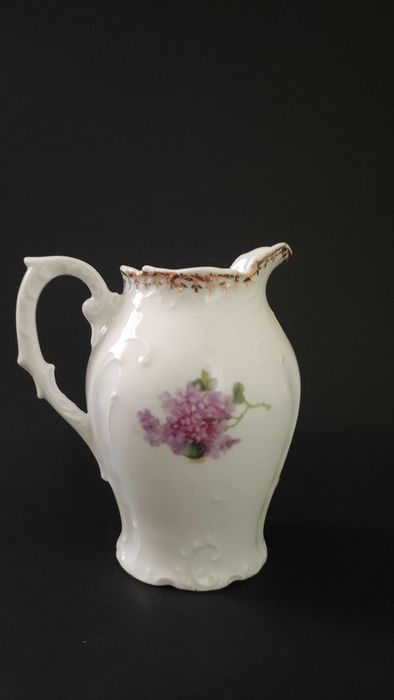 Една прекрасна порцеланова каничка/латиера