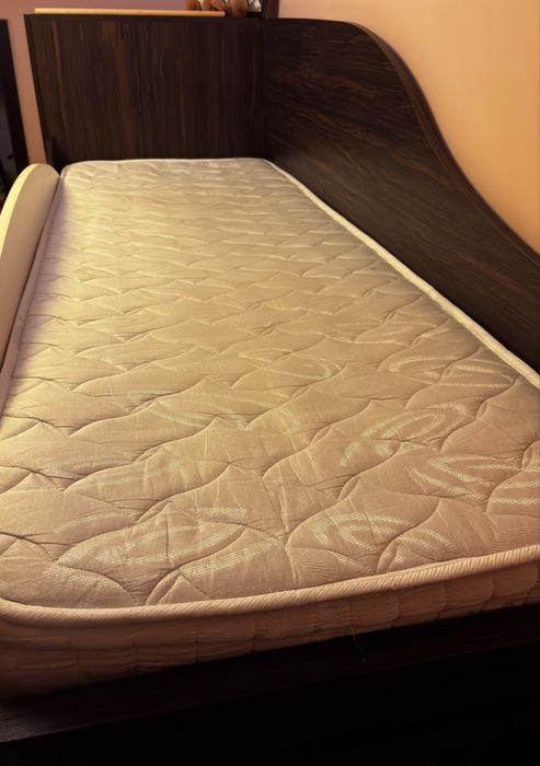 Двуетажно легло с два матрака.