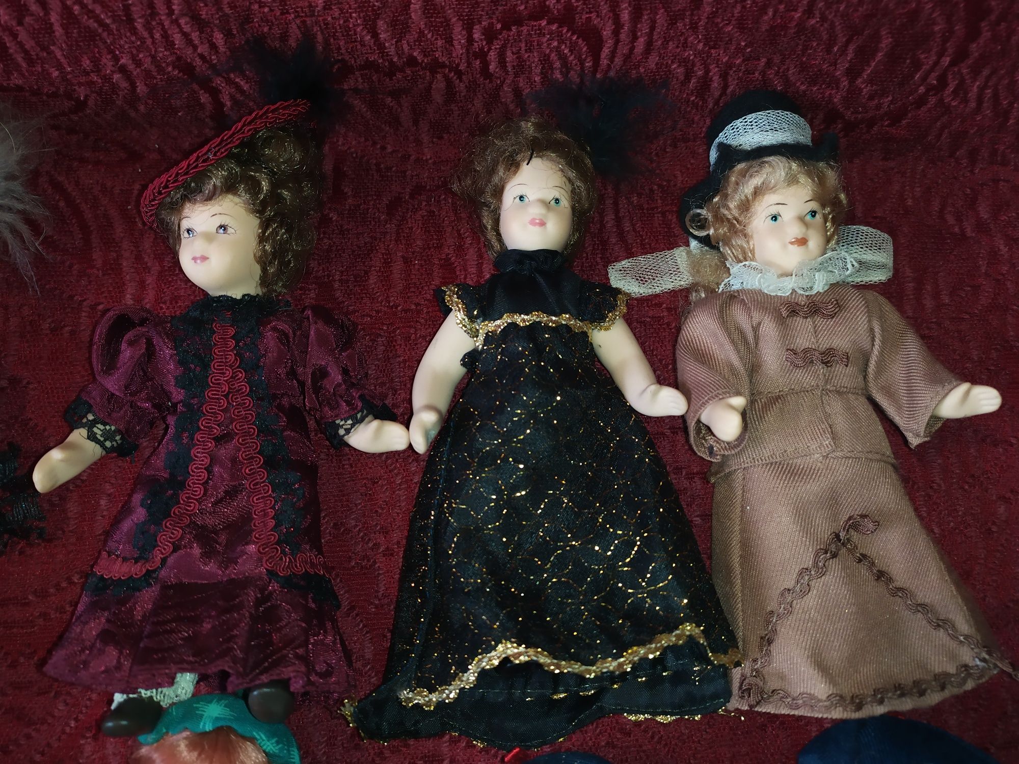 Кукли порцеланови - антикварни, останали 13 броя.