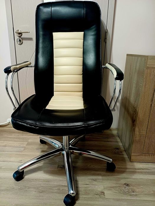 Кожен офис стол.