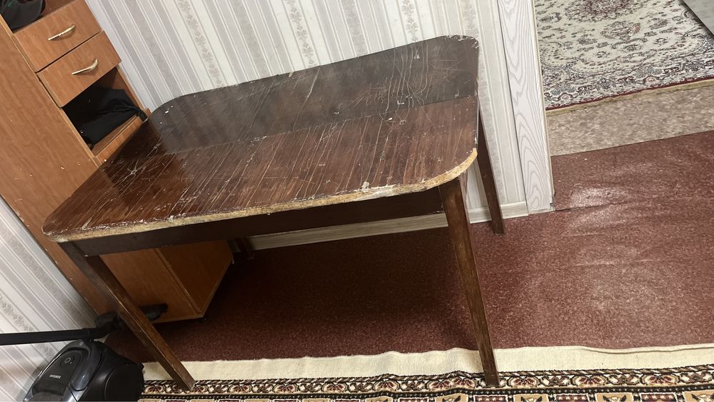 Продам б/у стол ,можно  реставрировать