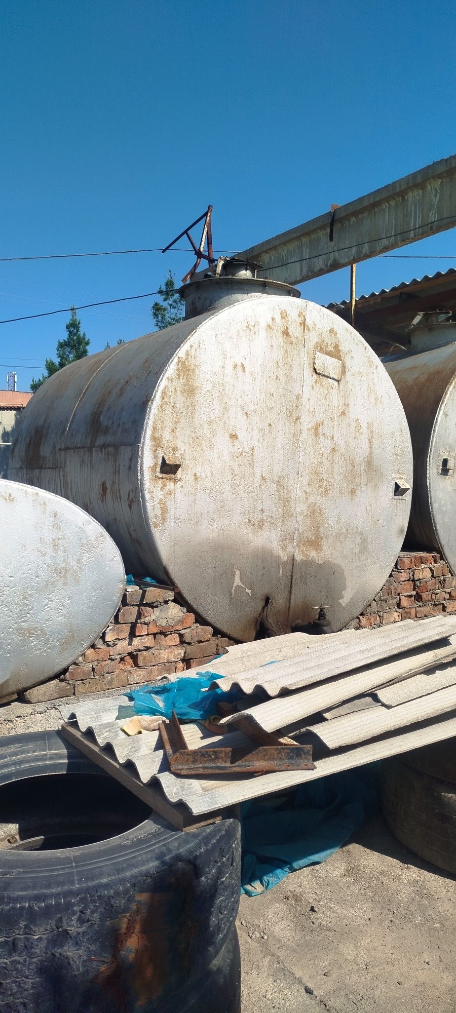 Продаются ёмкости в количестве 2 х штук ,использовались для солярки