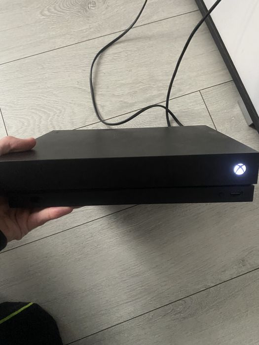 xbox one x,1TB, 2x controller