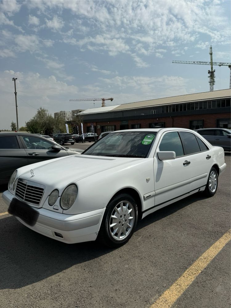 Mercedes benz 210 rangi oq zo'r holatda suyelari butun