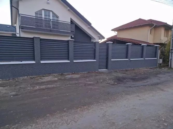 Construim la comanda dvs. garduri si porti din:
- panouri stil jaluzea