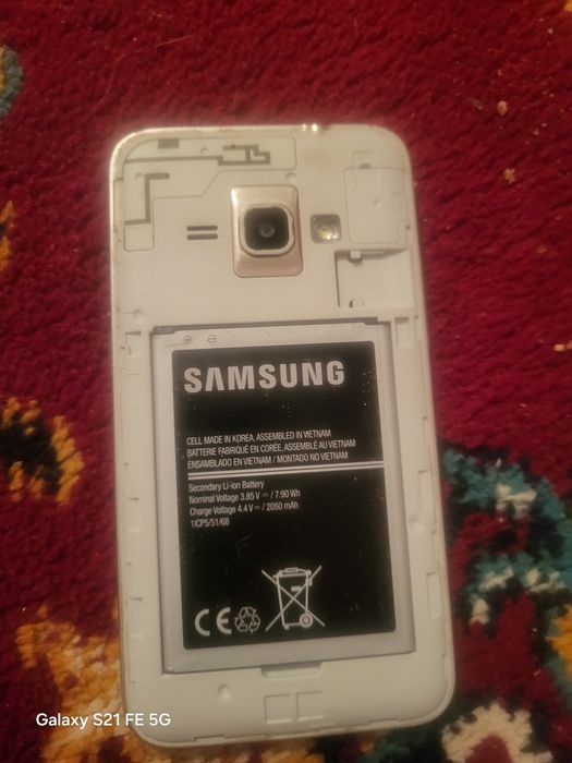 Продам смартфон j1