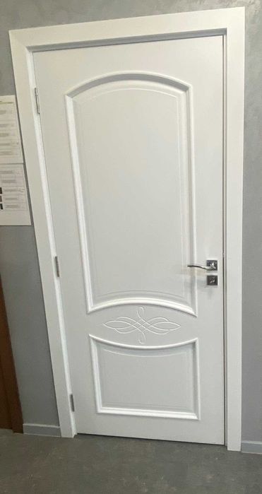 Интериорна бяла врата