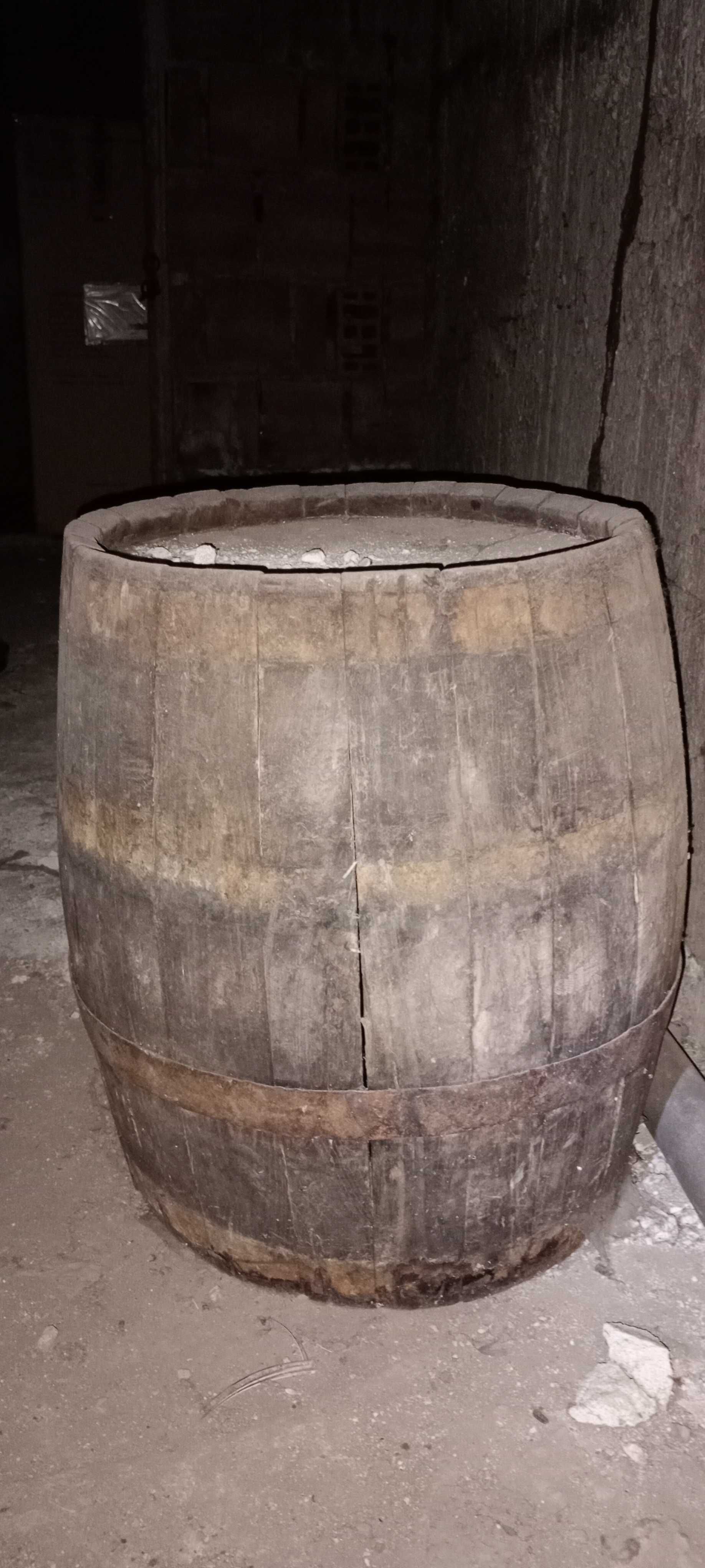 Стари дървени качета и бъчва