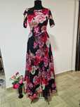 Rochie superba, imprimeu floral, plisata, cu decolteu tip barcuta
