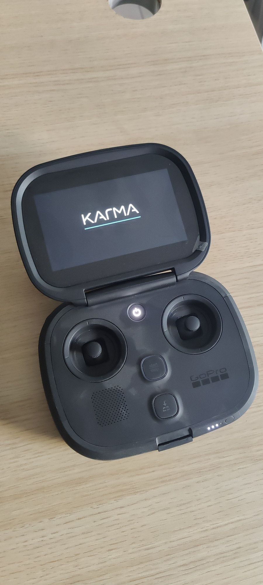 Telecomanda pentru controlul dronei GoPro Karma.