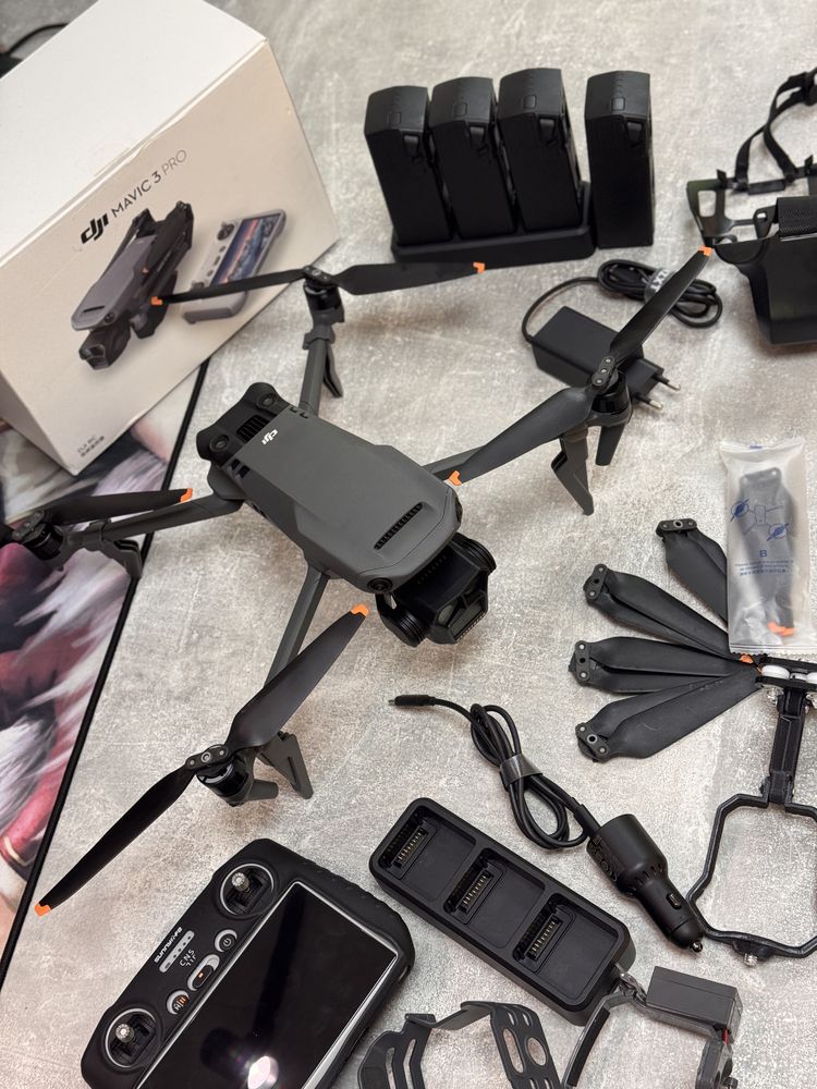 Дрон DJI Mavic 3 Pro Fly More Combo (DJI RC) серый
