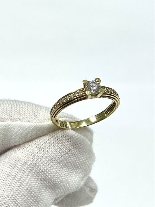 Золотое кольцо 585 пробы с фианитами